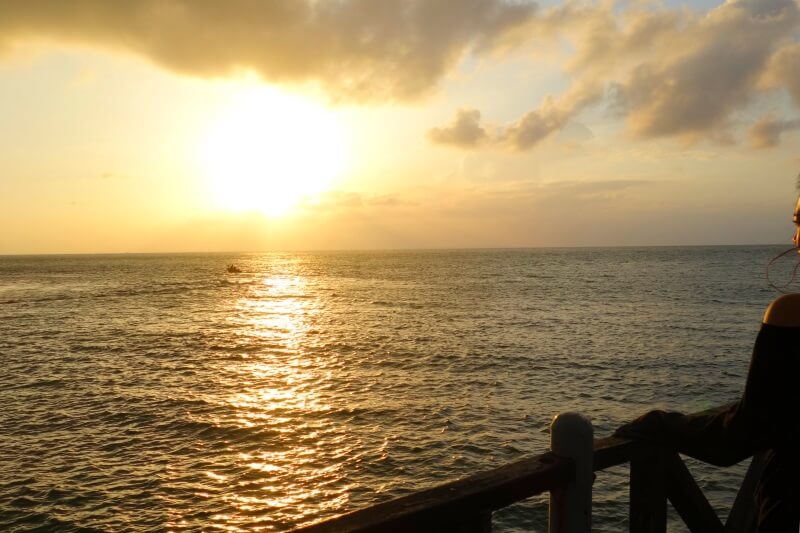 ビンタン島の水上バーからの夕日の眺め