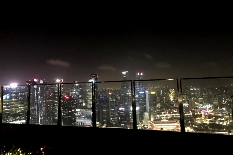 シンガポールの夜景が見えるダイニング