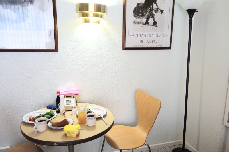 クヒオバニヤンホテルの客室にあるテーブルとイス