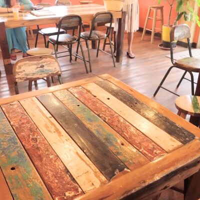 宮古島でおすすめのスムージー店「AOSORA PARLOR」のテーブル