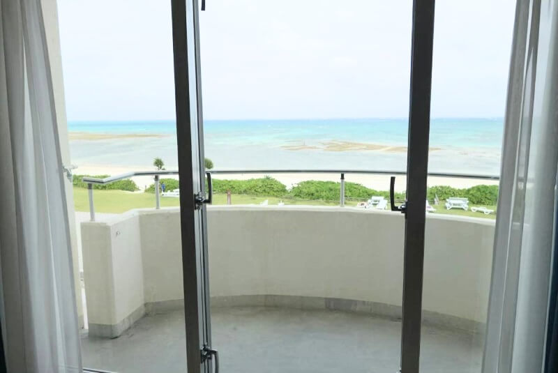 久米島のイーフビーチホテルの客室からの眺め