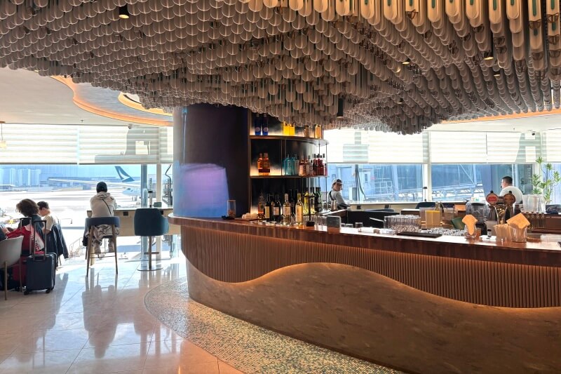 香港・チェクラップコク国際空港第1ターミナル「Kyra Lounge」のバーカウンター