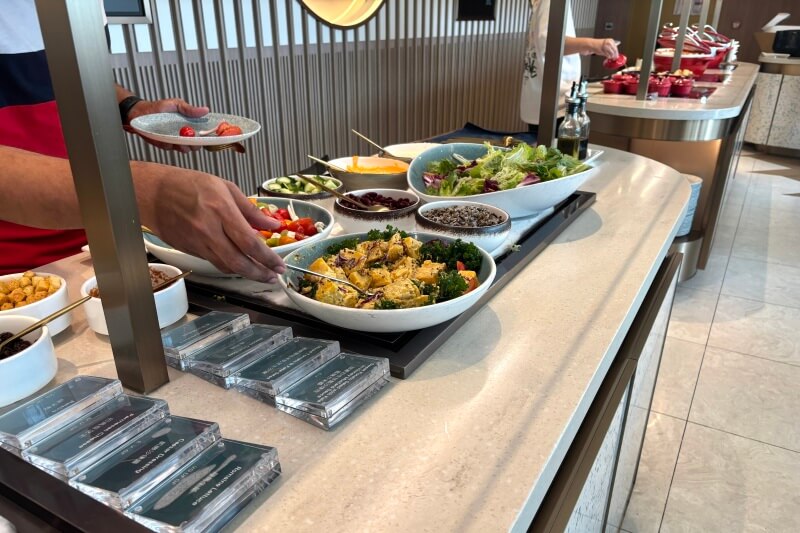 香港・チェクラップコク国際空港第1ターミナル「Kyra Lounge」のフードメニュー