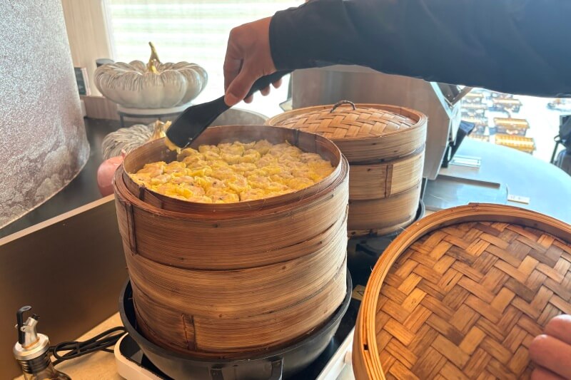 香港・チェクラップコク国際空港第1ターミナル「Kyra Lounge」の香港らしいフードメニュー