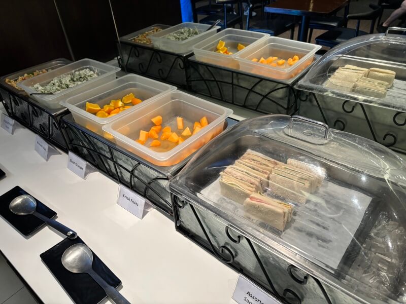 グアム国際空港のプライオリティパスラウンジ「Sagan Bisita」にあるサラダとフルーツ