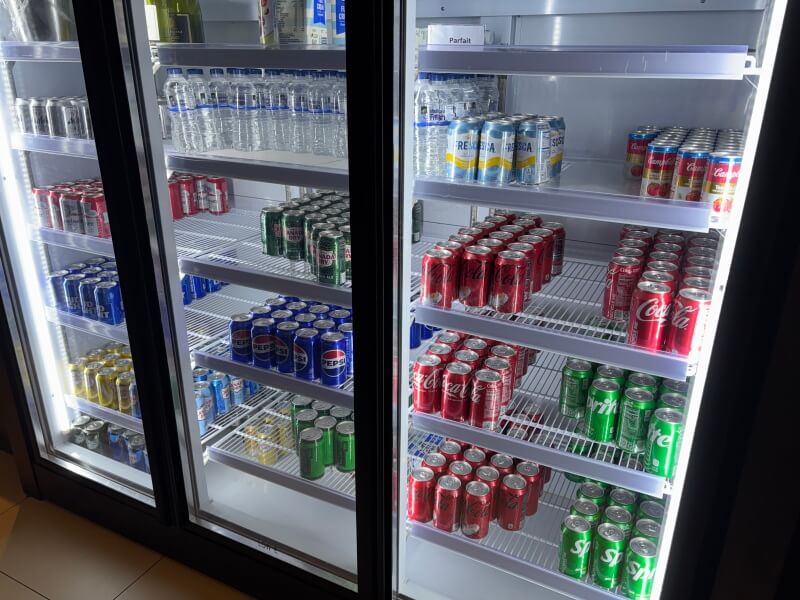 グアム国際空港のプライオリティパスラウンジ「Sagan Bisita」にある冷蔵庫の中の飲み物
