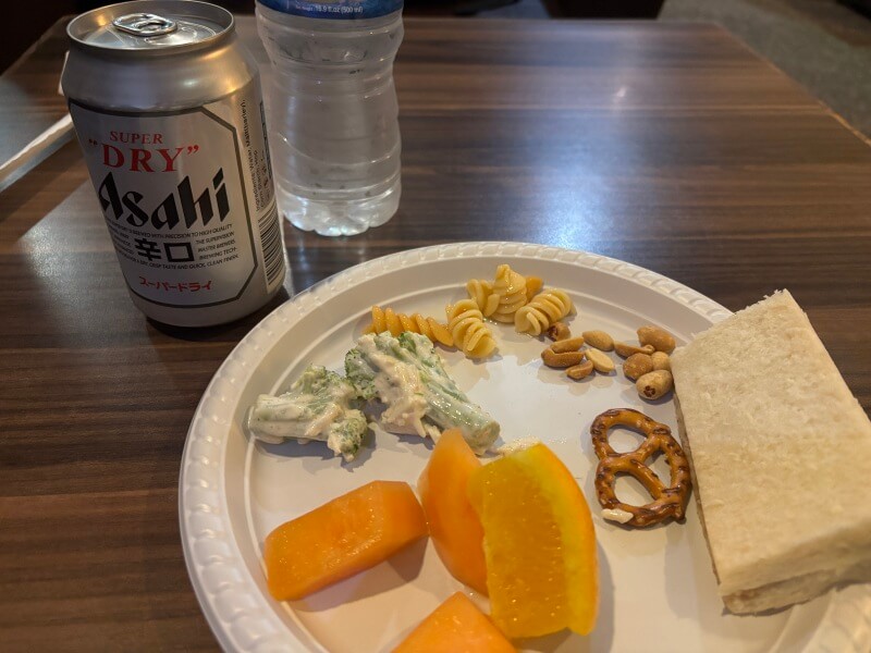 グアム国際空港のプライオリティパスラウンジ「Sagan Bisita」で休憩しているところ