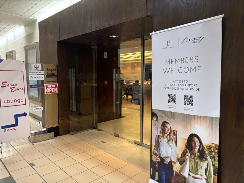 グアム国際空港にあるプライオリティパスラウンジの入り口