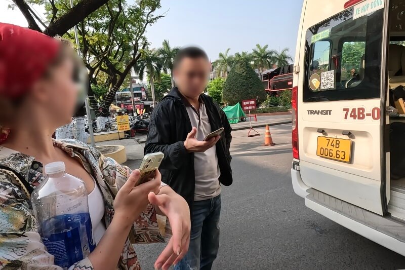 ホイアン旅行記1日目、ダナン駅でホイアン行きのシャトルバスに交渉しているところ