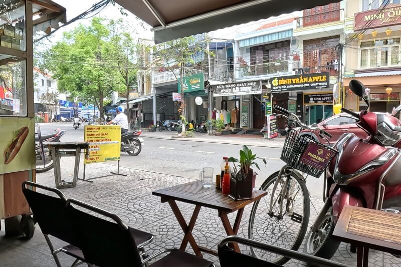 ホイアン旅行記1日目、朝ご飯で食べたバインミーのお店