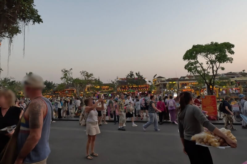 ホイアン旅行記1日目、夕方の旧市街の川沿いの雰囲気