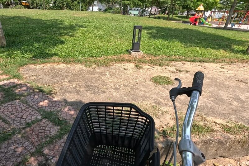ホイアン旅行記2日目、公園で休憩中