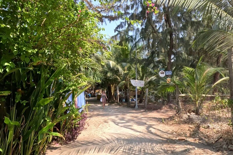 ホイアン旅行記2日目、アンバンビーチの1本奥の通りの雰囲気