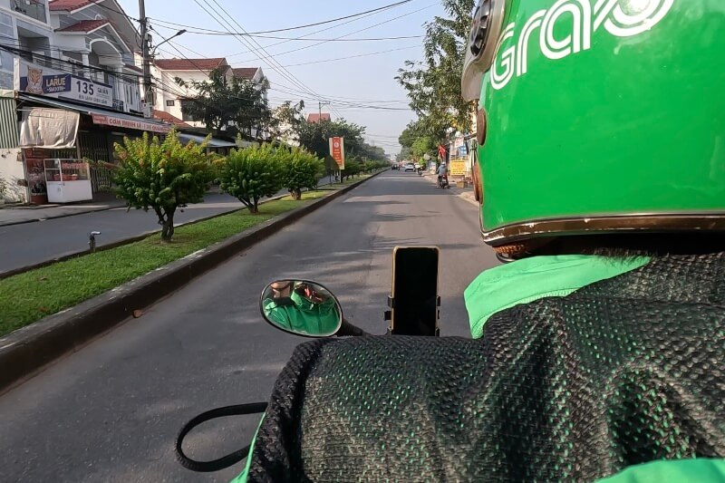 ホイアン旅行記3日目の朝、Grabバイクに乗っているところ