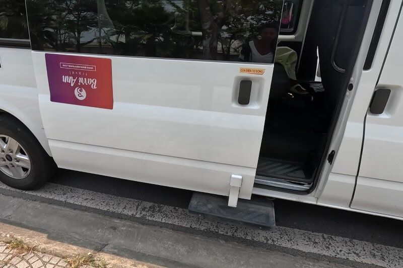 ホイアン旅行記4日目、シャトルバスに乗り込むところ