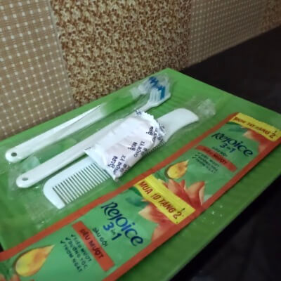 ベトナム・ホイアンにあるフェニックスホームステイの客室「Superior Double」のアメニティ