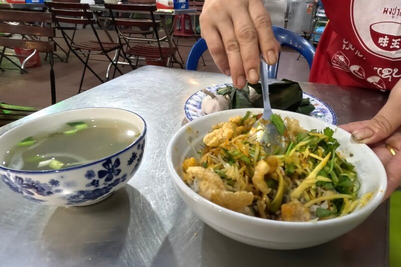 ダナン旅行記1日目、夜ご飯をお店の人が作ってくれているところ