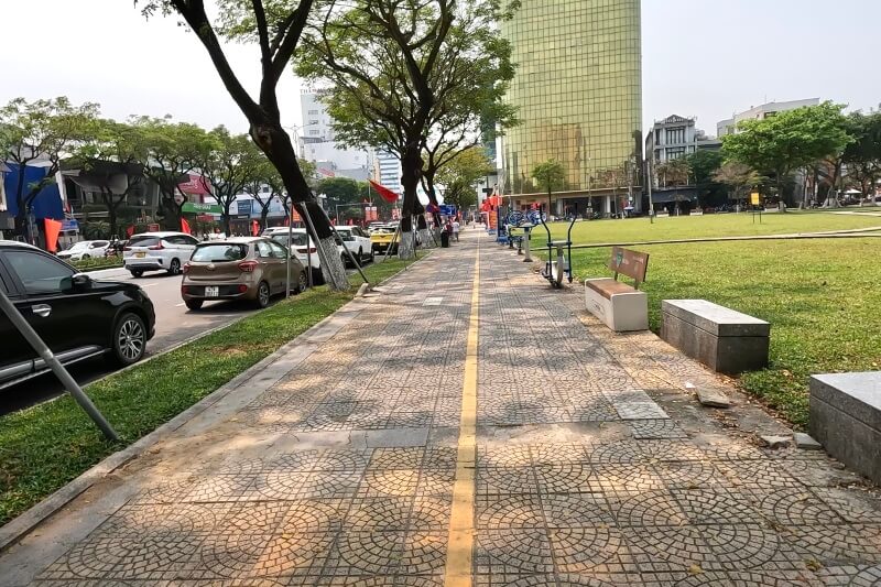 ダナン旅行記1日目、ダナン市内のバス停から宿に向かって歩いているところ