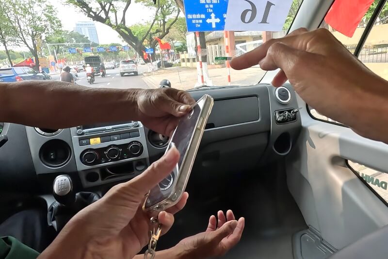 ダナン旅行記2日目、バスで行き先を説明しているところ