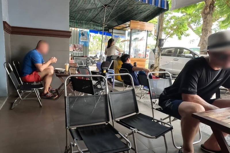 バインミー屋で待っているところ