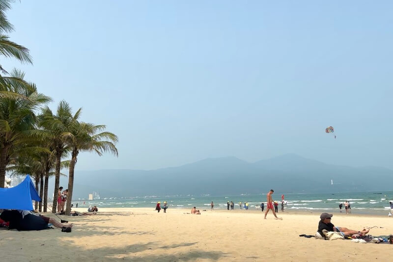 ダナン旅行記2日目のミーケービーチの風景