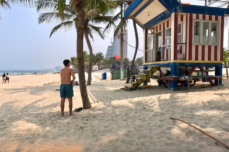 ミーケービーチの監視所の外観