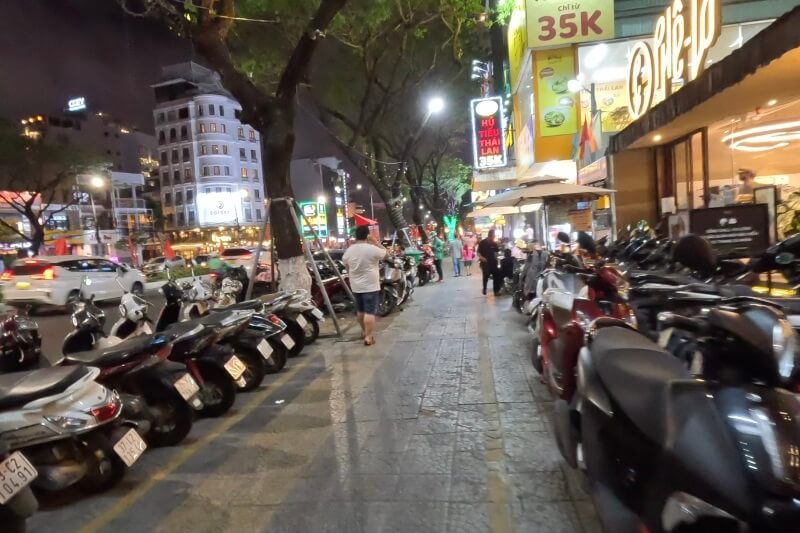 ダナン旅行記2日目の宿の近くの夜の街並み