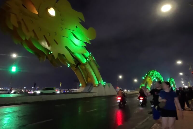 ダナン旅行記2日目、ロン橋のパーフォーマンスショーから帰っているところ