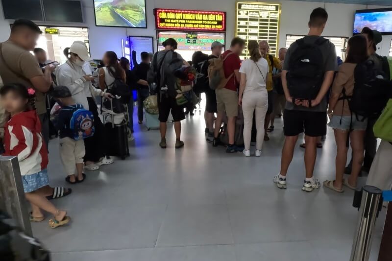 ダナン駅の待合室の風景