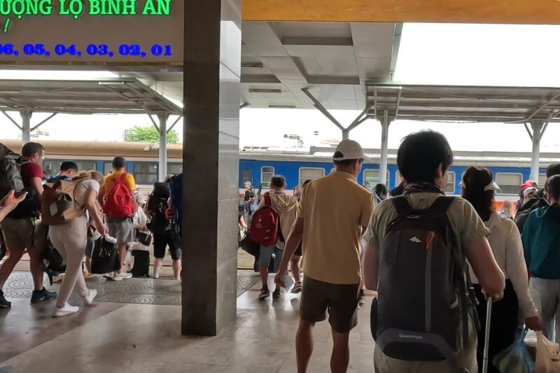 ダナン駅から電車に乗るところ