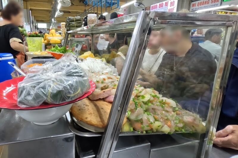 コン市場の食堂のお店の1つに着席したところ