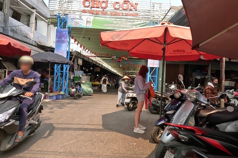 ダナン旅行記1日目、コン市場に到着したところ