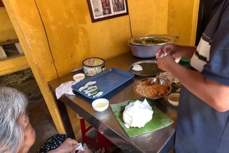 ホイアン旧市街の観光チケットで見学したクアンタンの家の料理風景