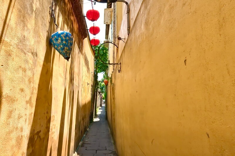 ホイアン旧市街の小道