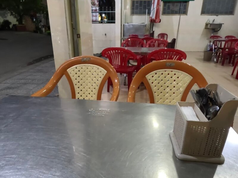 フエ旅行記1日目の夜ご飯を食べに行ったお店に入店したところ