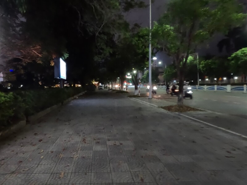 フエ旅行記1日目の夜に、スーパーに向かうところ