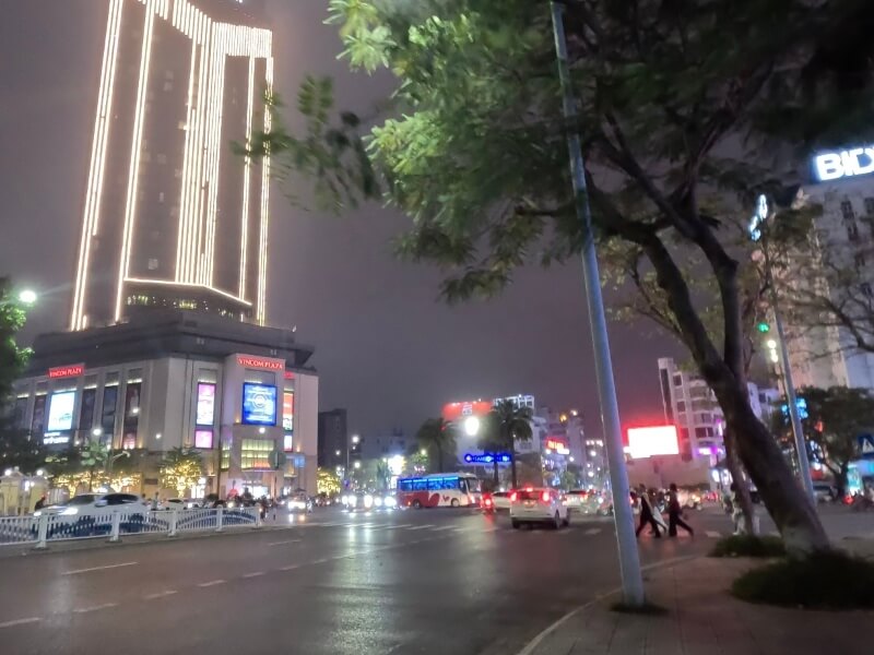 フエの街の夜の雰囲気