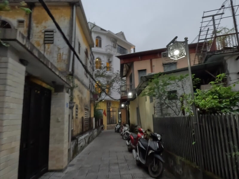 フエで滞在した宿の目の前の小道