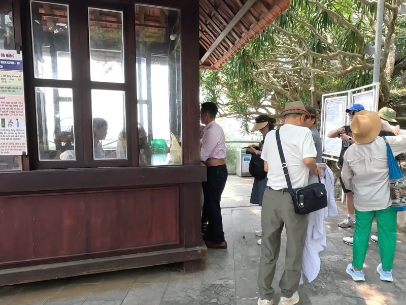 五行山（マーブルマウンテン）の下りのエレベーターチケット販売窓口