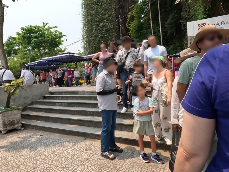 五行山（マーブルマウンテン）のチケット購入に並ぶ列