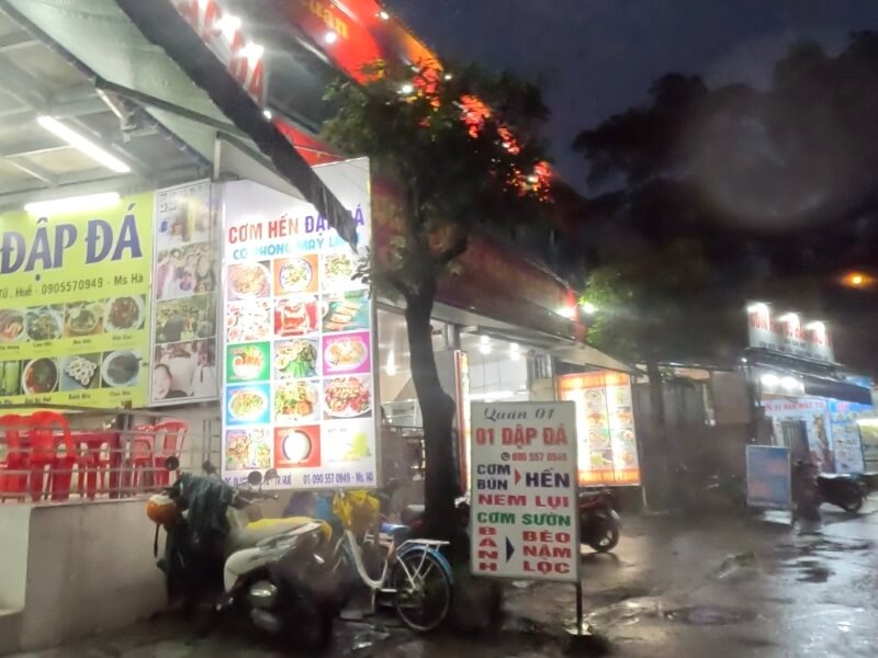 フエ旅行記2日目に夜ご飯を食べにいったコムヘン通り