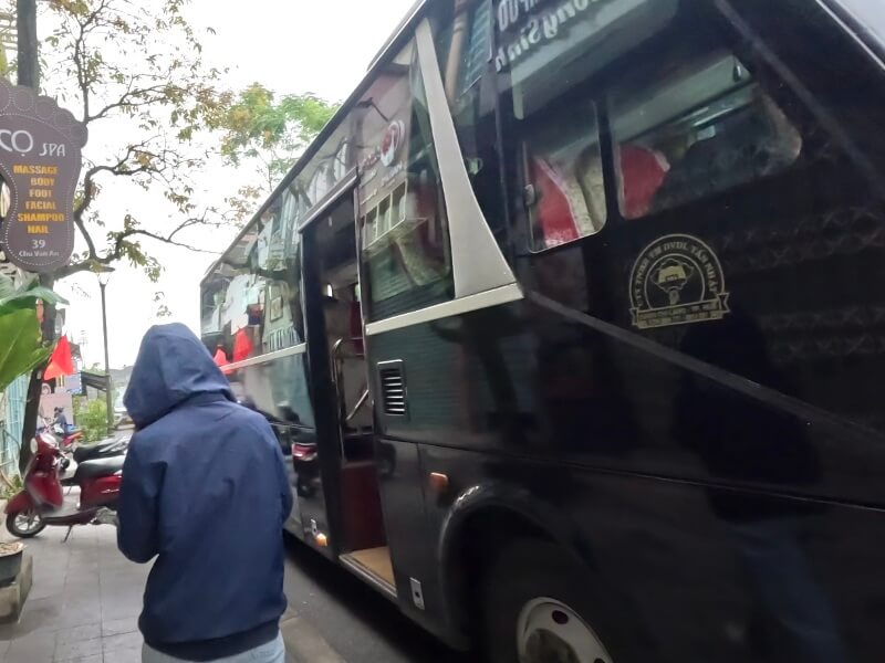 フエ旅行記3日目にツアーバスに乗るところ