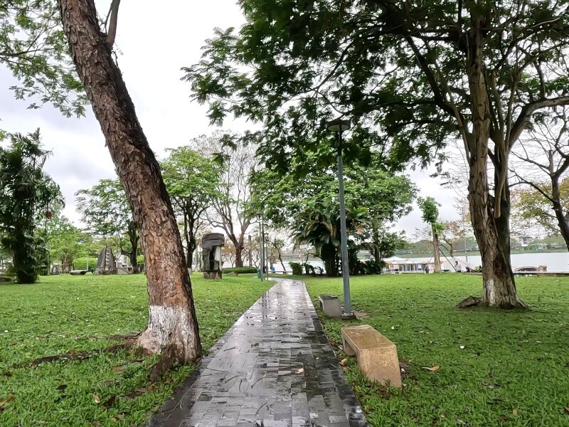 フエ旅行記4日目、新市街側の川沿いの公園