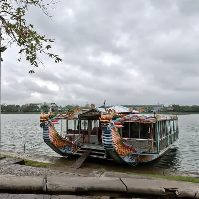 フエ旅行記4日目、新市街側の川沿いの公園で見た船