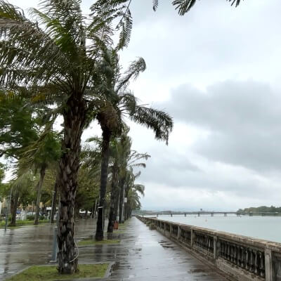 フエ旅行記4日目、新市街側の川沿いの公園の景色