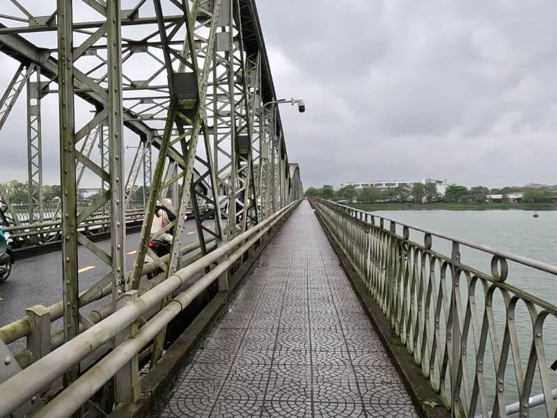 フエ旅行記4日目、橋を渡るところ