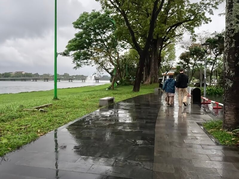 フエ旅行記4日目、旧市街側の川沿いの公園