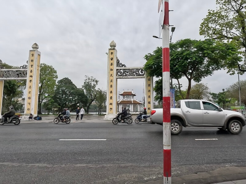 フエ旅行記4日目、グエン朝王宮周辺から川沿いに戻ってきたところ