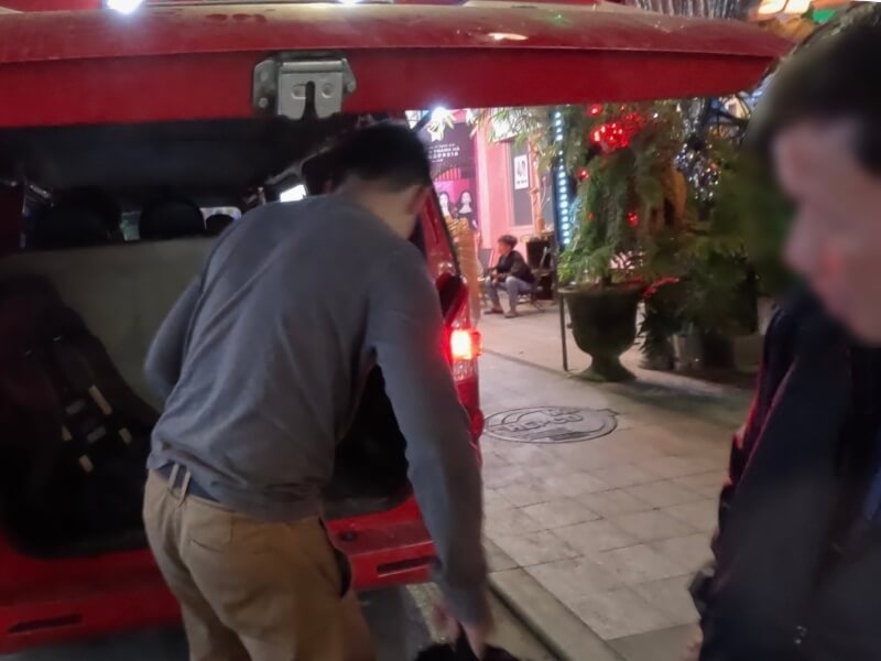 フエ旅行記4日目の夜に送迎車に乗るところ