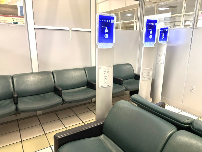 グアム国際空港の制限エリア内にあるベンチ